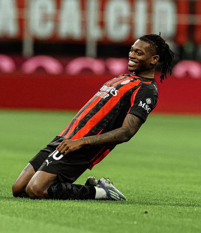 莱奥一剑封喉，AC米兰1-0复仇拉齐奥，登顶意甲积分榜坐山观虎斗